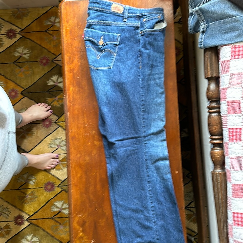 Levi’s women’s bootcut 550 jeans.